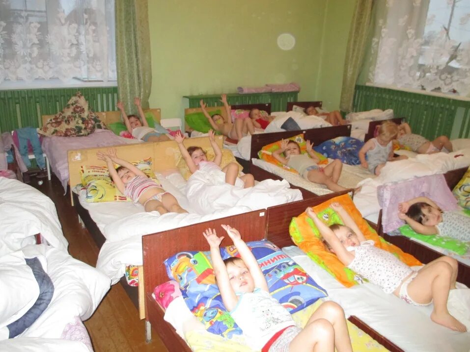 спящие дети в детском саду. сон в детском саду. дети спят в садике. дети в саду. дети спят в садике.