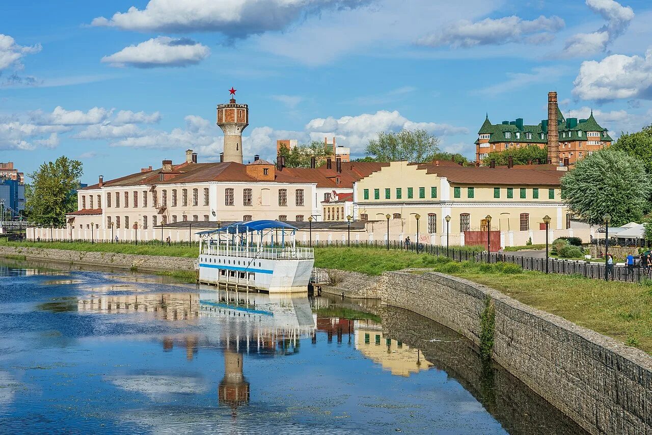 Г ивановский. Город Иваново река Уводь. Набережная реки Уводь Иваново. Фабрика на реке Уводь Иваново. Иваново город центр река Уводь.