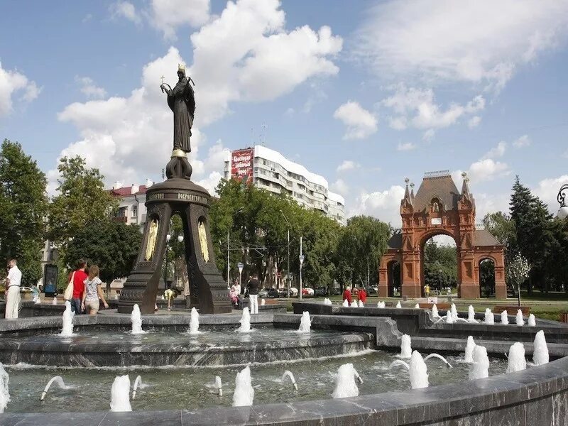 Памятник екатерине в краснодаре триумфальная арка. Памятники на улице красной в краснодаре. Краснодар места для туристов. Краснодар красная улица памятник святой екатерины. Краснодар места для туристов.