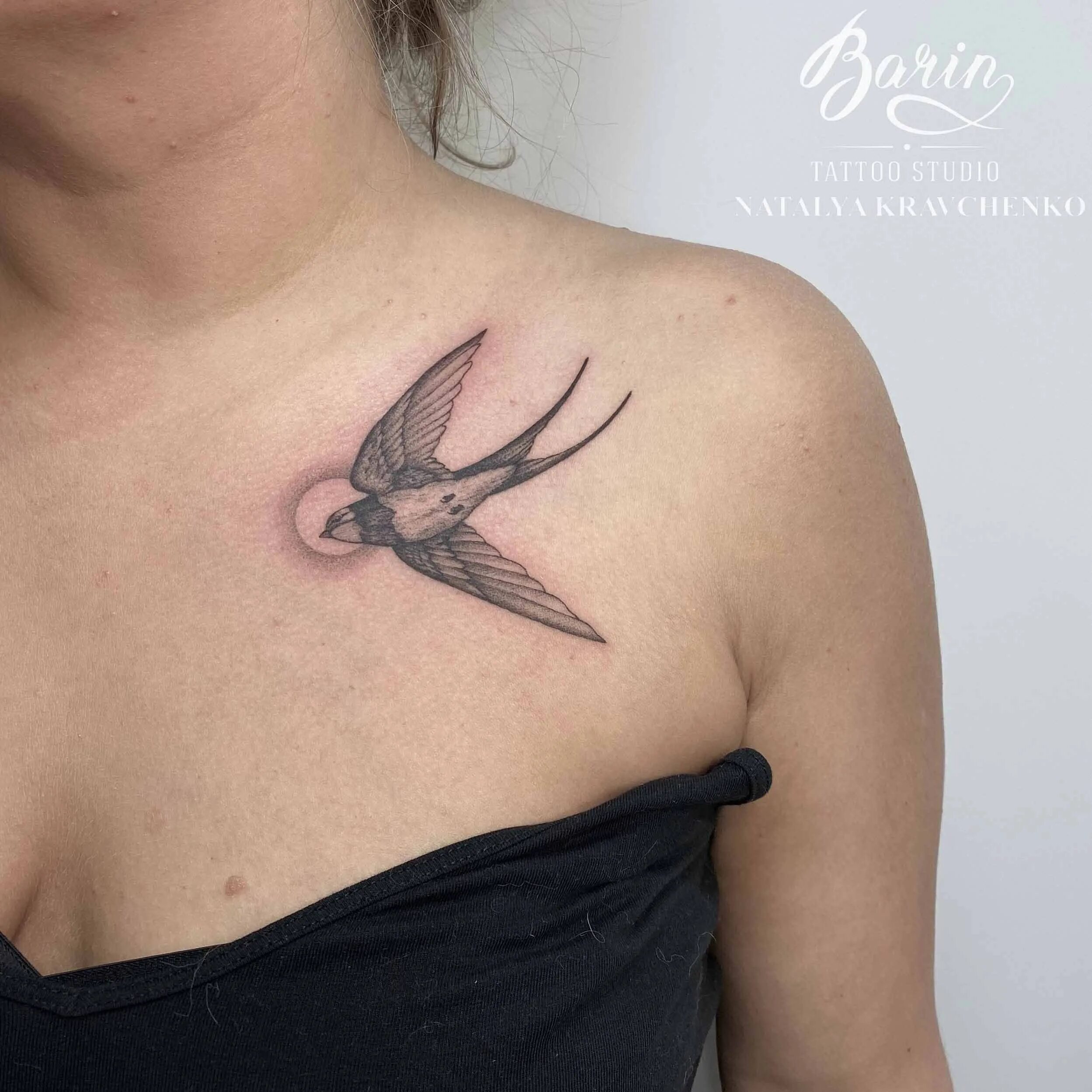 Красивые небольшие тату для девушек. Тату птицы на ключице. Тату на ключице женские. Тату ласточки на ключице у девушек. Ласточки на ключицах.