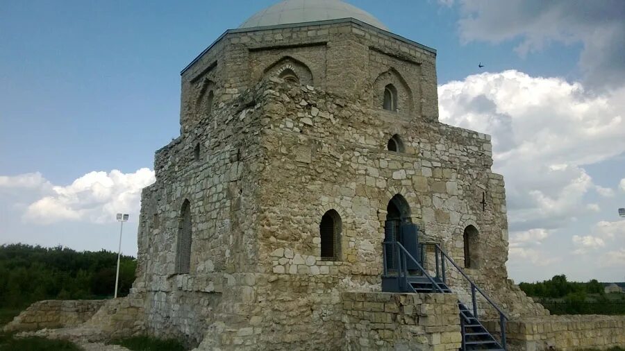 Черные болгары. Белая палата в булгаре. Черные болгары. Черные болгары. Черные болгары.