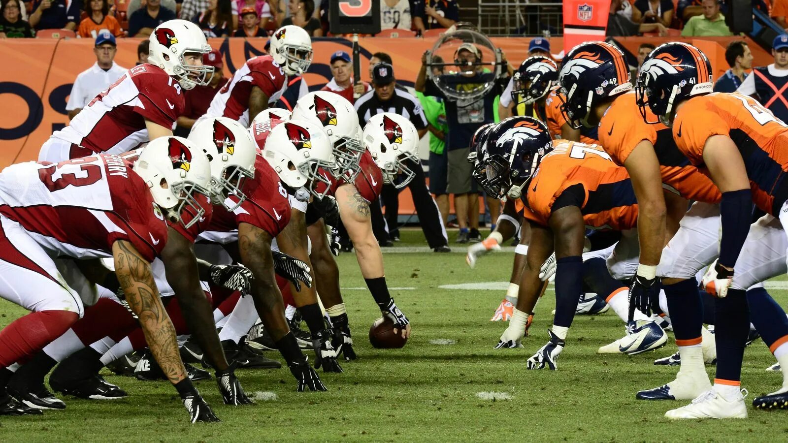 Аризона Кардиналс (2013–2016). Команды NFL по американскому футболу Broncos. Команда Cardinals регби. Broncos на поле.