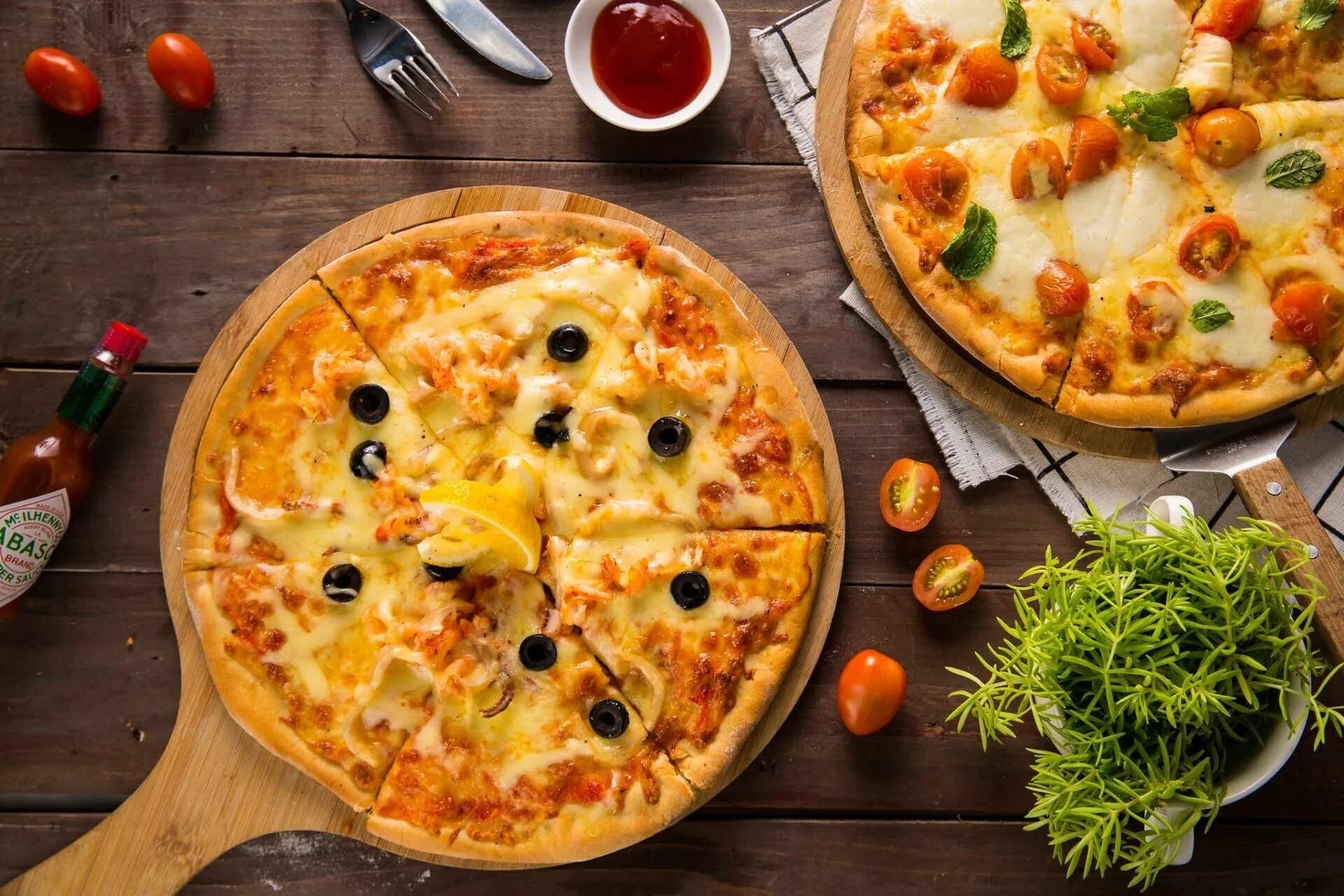 Сырная пицца. "Пицца". Сыр для пиццы. Сочная пицца. Пицца с зеленым сыром.