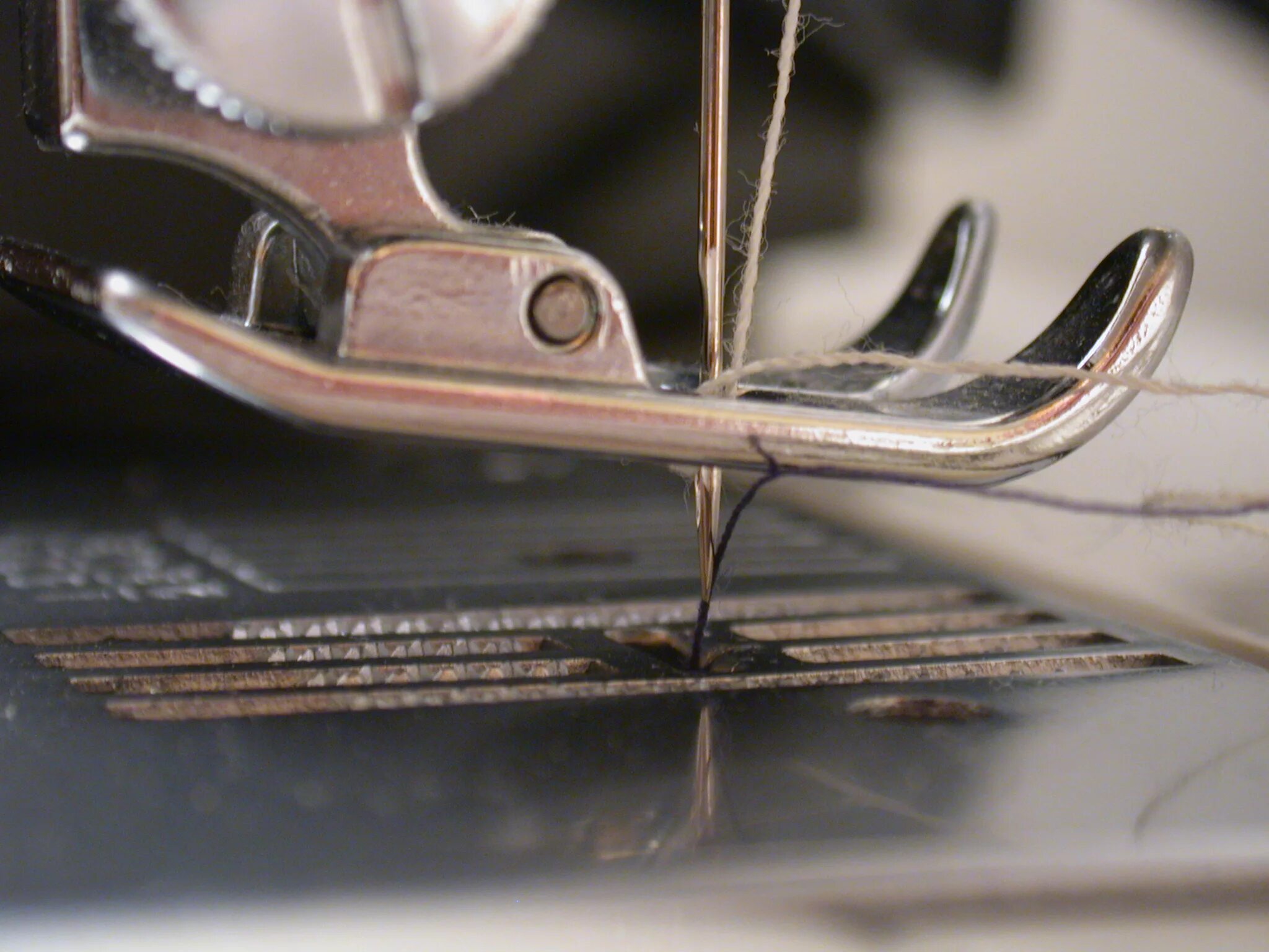 Иглы для швейной машинки. Старой швейной машинки игла. Машинные иголки Швейные. Сломанная швейная машинка.