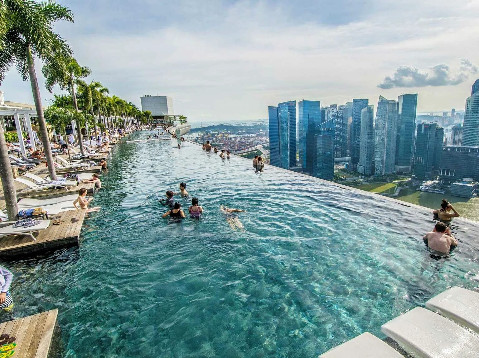 Бассейн Инфинити пул в Сингапуре. Отель Marina Bay Sands.