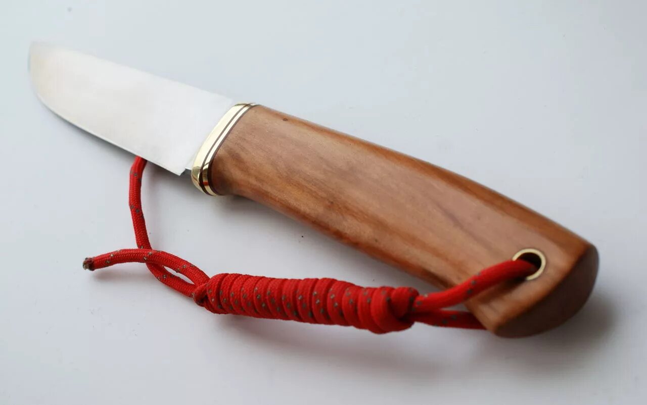 Красные ножны. Рукоять из красного дерева. Ножи с ручкой из красного дерева. Нож с красной рукоятью. Рукоятка из красного дерева.