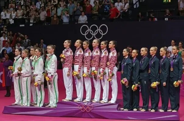 Награждение победителей чемпионата. Спортсмены на пьедестале. Награждение на Олимпийских играх. Награждение спортсменов.