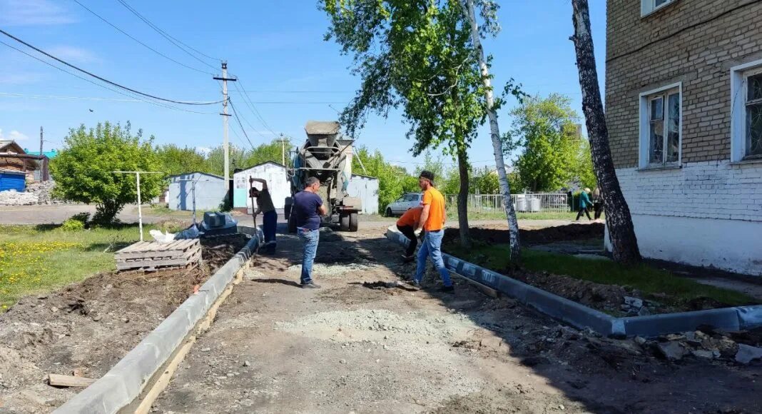 Новости камень на оби сегодня. Благоустройство двора. Благоустройство придомовой территории. Ремонт дворов. Благоустройство родников прилегающая территория.