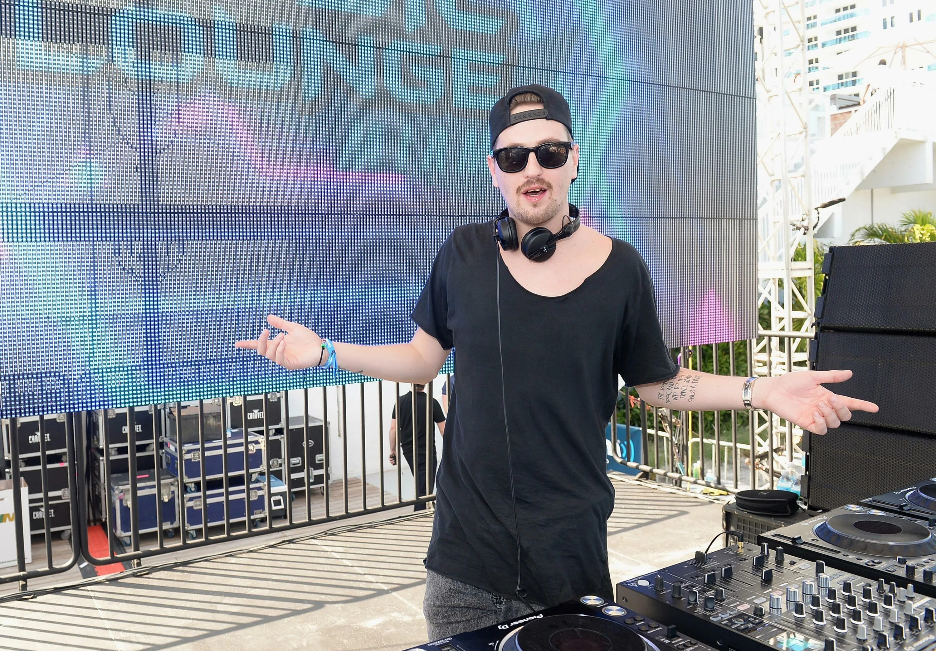 Robin schulz topic one by one. Robin schulz 2014. robin schulz 2025. dj robin schulz.