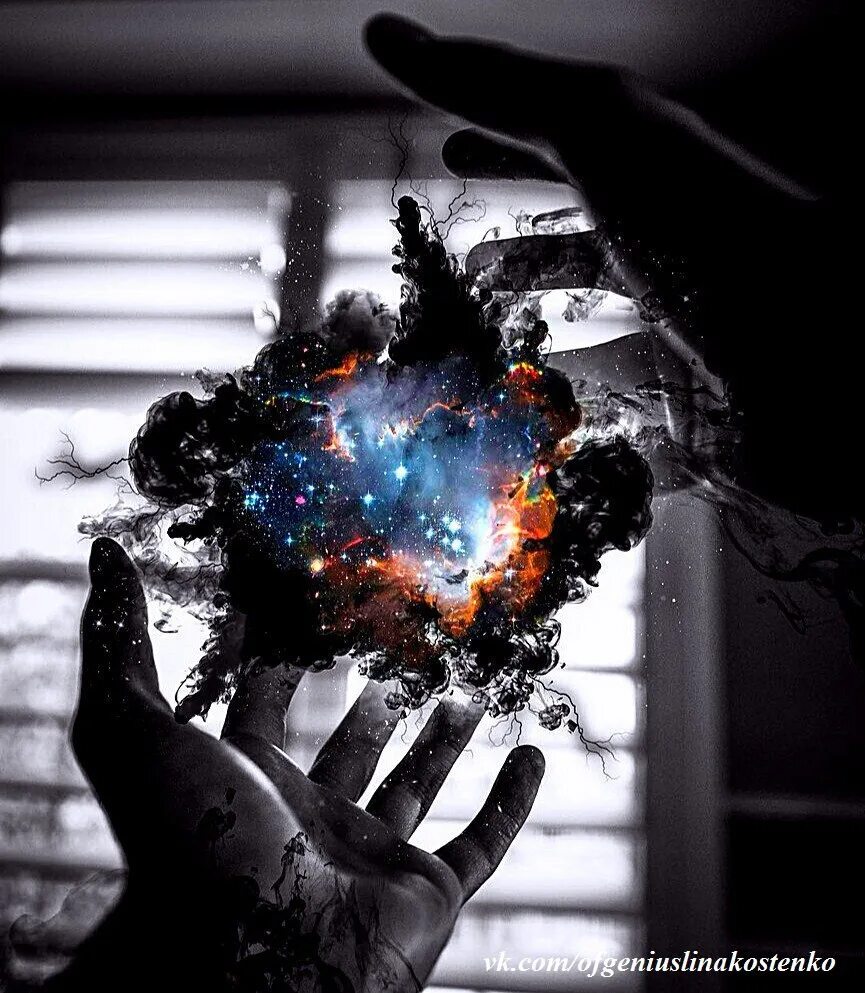 Рушащийся. Вселенная в руках. Эстетика магия в руках. Космос в руках. Взрыв эмоций.
