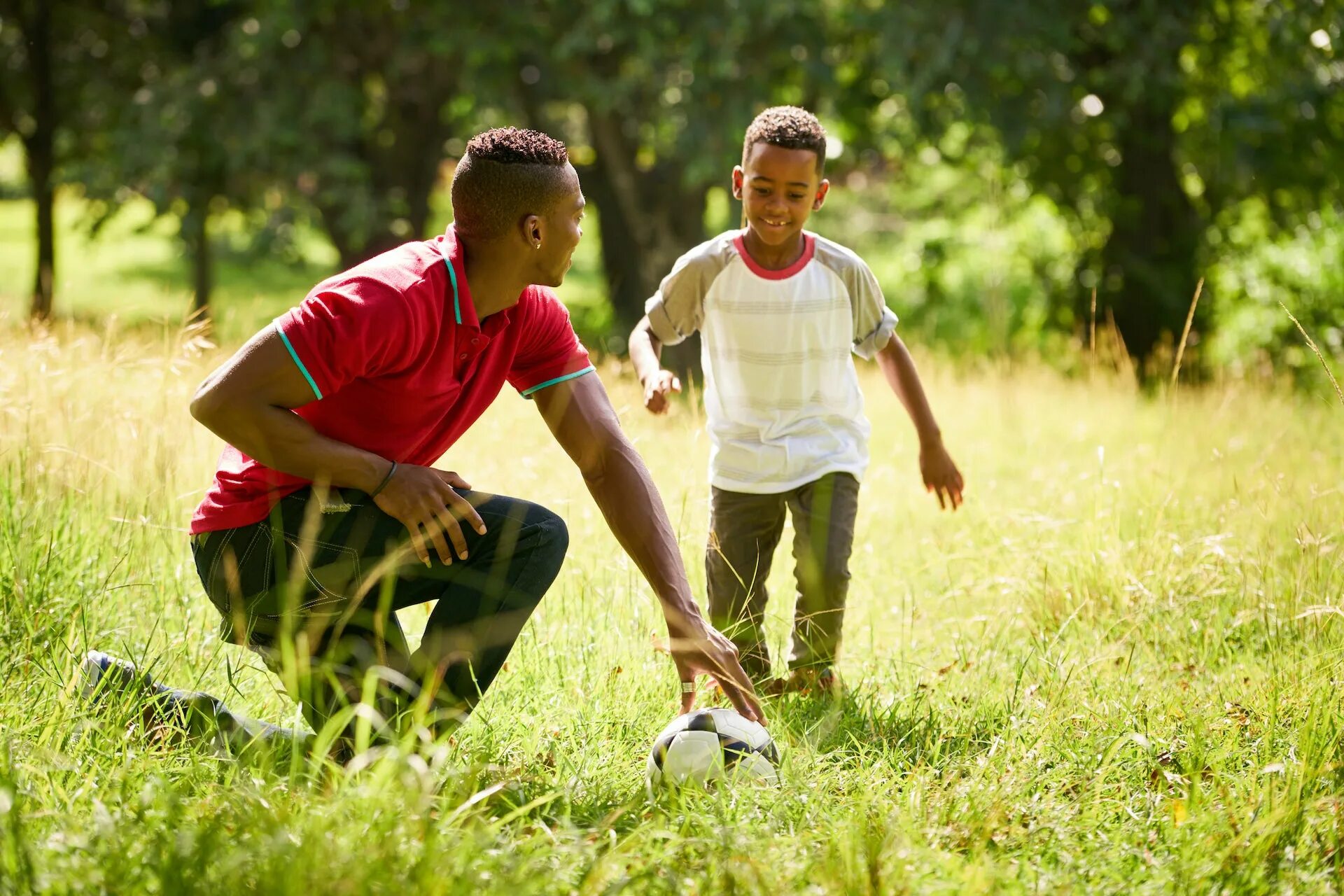 Отец учил сына играть в бейсбол. Семья играет в футбол. Папа играет с сыном. Дети играют футбол в газоне. Семья играет в футбол картинки.