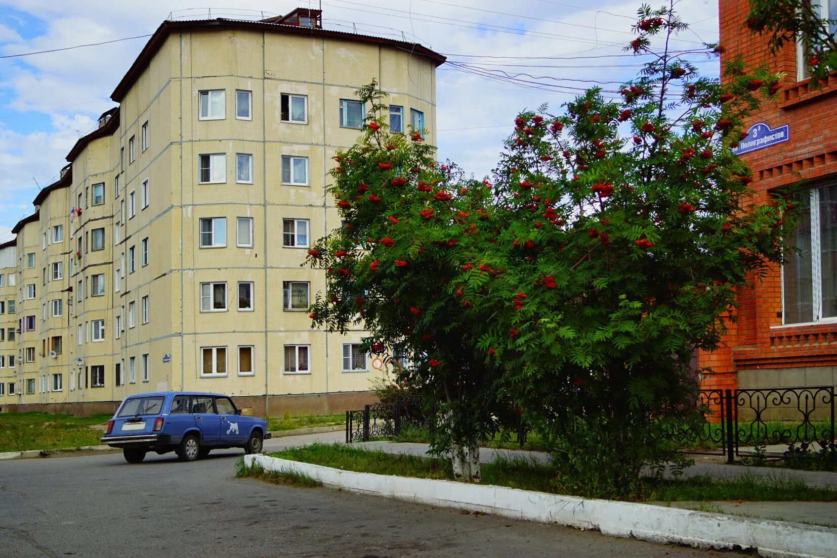 Площадь города северобайкальск. Дом 12 северобайкальск. Дом в кутузовке северобайкальск. Северобайкальск здание железнодорожного вокзала. Северобайкальск 2000.