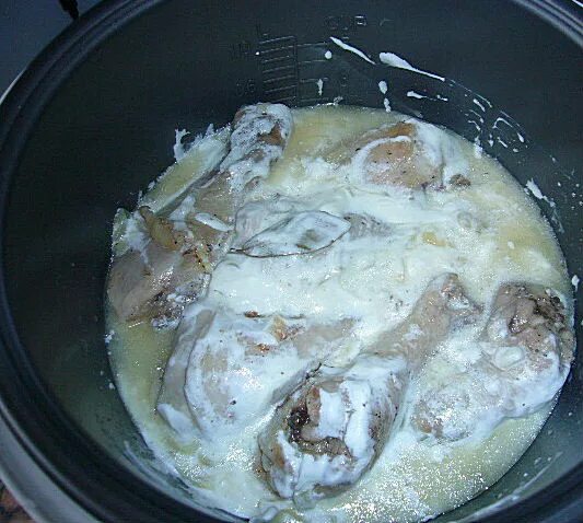 Голень со сметаной на сковороде. Куриные ножки на сковороде. Куриные голени в сметанном соусе. Куриные голени в сметанном соусе на сковороде. Кабардино-балкарская кухня гедлибже.