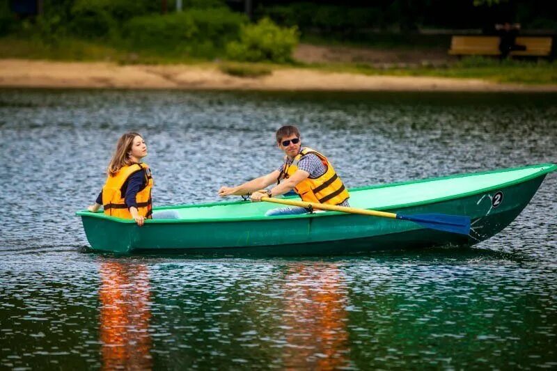 Можно ли кататься на лодке в запрет. Лодка Sava 500. Катание на лодках и катамаранах. Прогулка на лодке. Лодка напрокат.