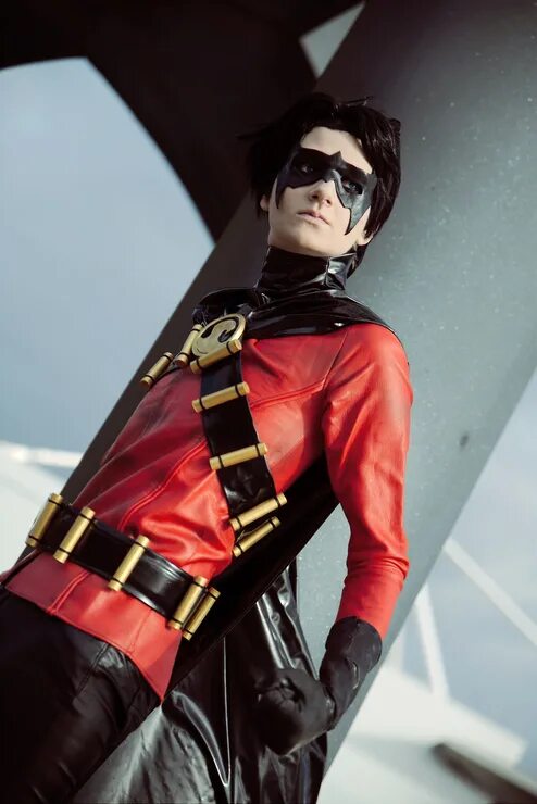 Cosplay robin. Robin тим Дрейк косплей. Тим Дрейк красный Робин косплей. Robin tim Drake Cosplay. Грейсон косплеер.