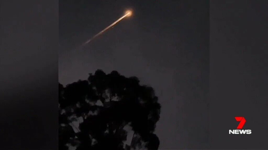 На землю обрушился метеоритный дождь. Ракета в небе. Ракета в небе ночью. Обломки ракеты в небе. Огненные шары ракеты.