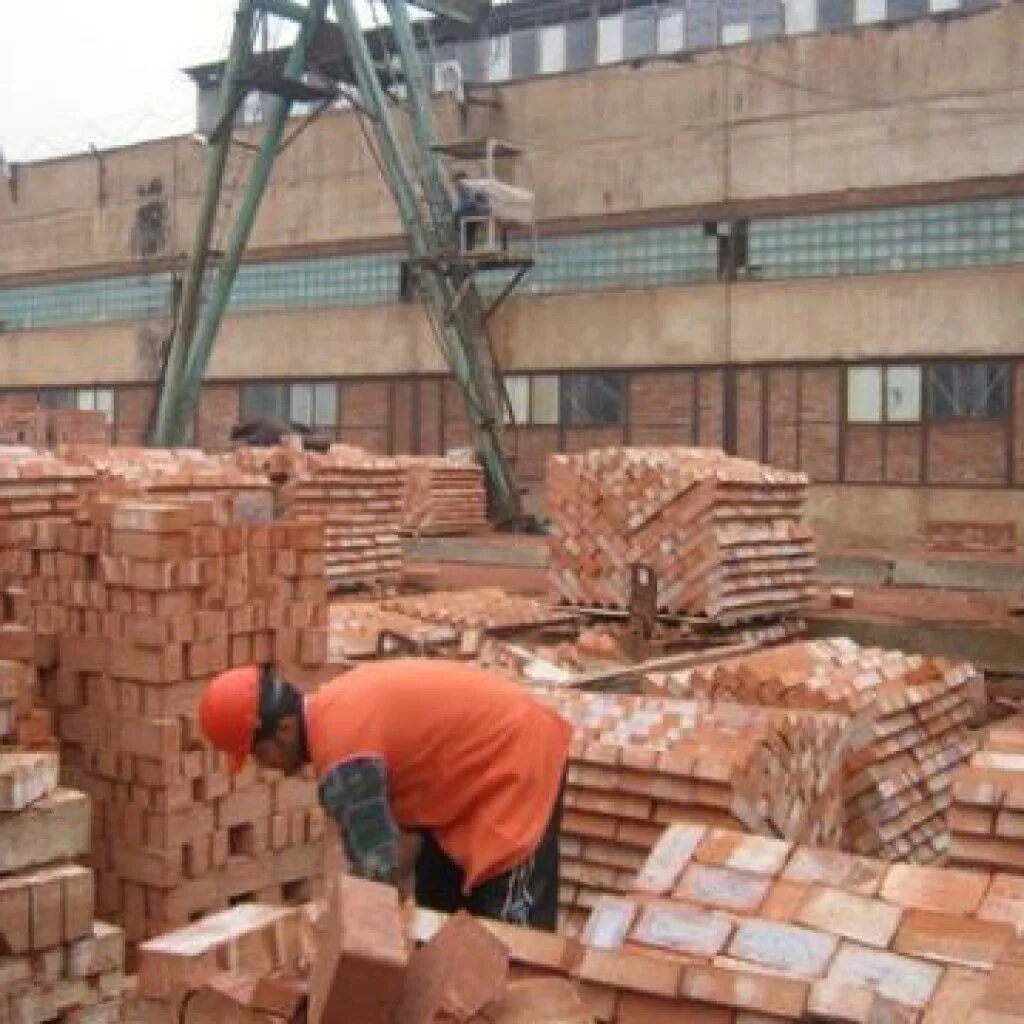 Материалы для строительства. Кирпич завод. Кротовский кирпичный завод. Рабочие кирпичного завода. Красноярский кирпичный завод.