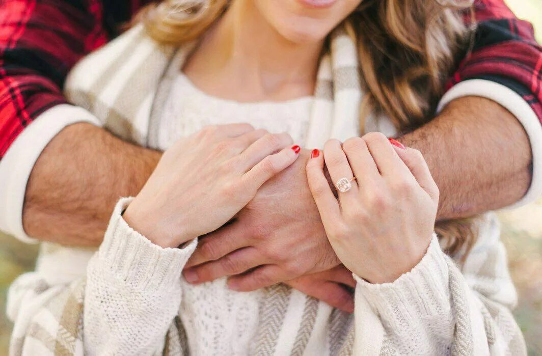 Объятия мужчины и женщины. Теплые отношения в семье. Мужчина обнимает женщину. Мужские руки обнимают. Внимание близких окруженный вниманием