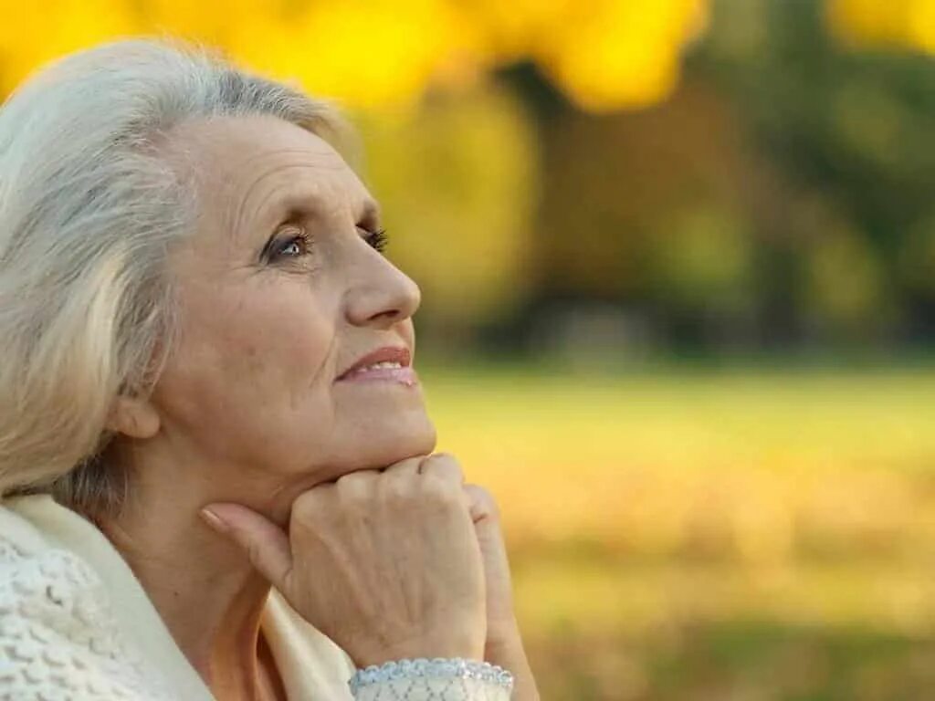 мэй маск. женщина в возрасте. хелен миррен 50+. старое лицо. красивая пожилая женщина.