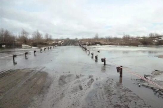 Уровень воды в реке тобол ялуторовск. Мост через Тобол Ялуторовская. Мост через реку Тобол Курган. Ялуторовск мост в Криволукское. Ялуторовск река Тобол.