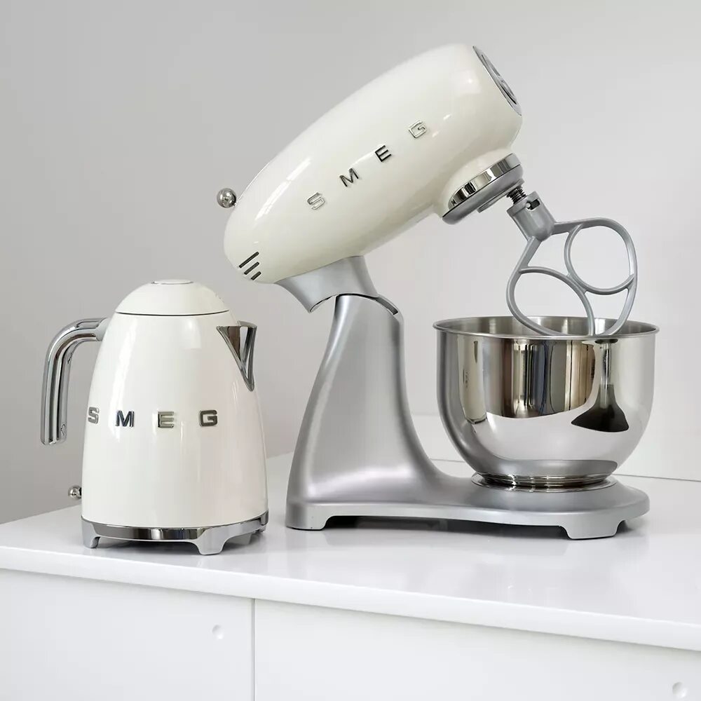 Техника для кухни сайт. Тостер Smeg tsf01creu. Чайник Smeg klf03creu. Чайник тостер Смег ретро стиль. Смег фирма миксер.