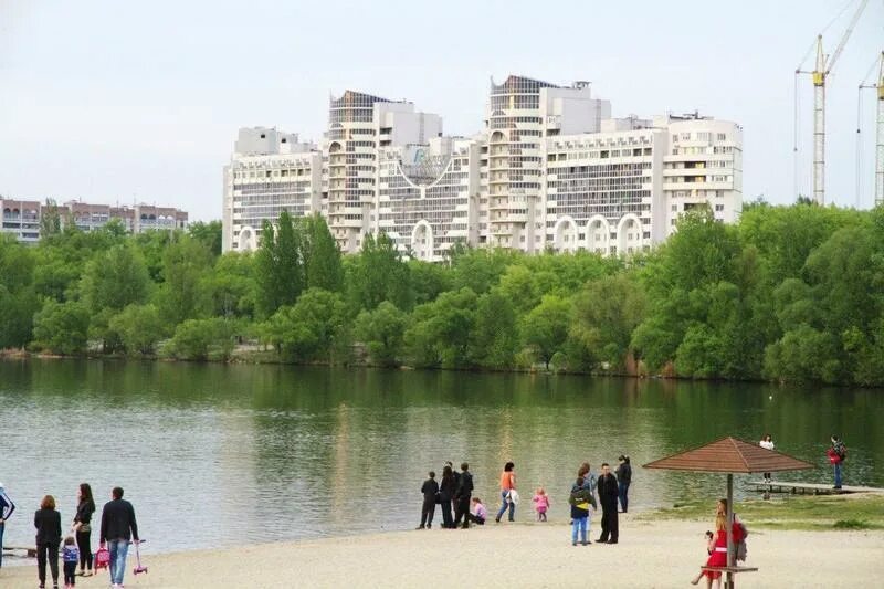 Южный город красноярск. Левобережный парк в ростове на дону 2017. Ростов на дону левый берег дона парк. Набережная тюмень левый берег. Храм в тюмени на набережной.