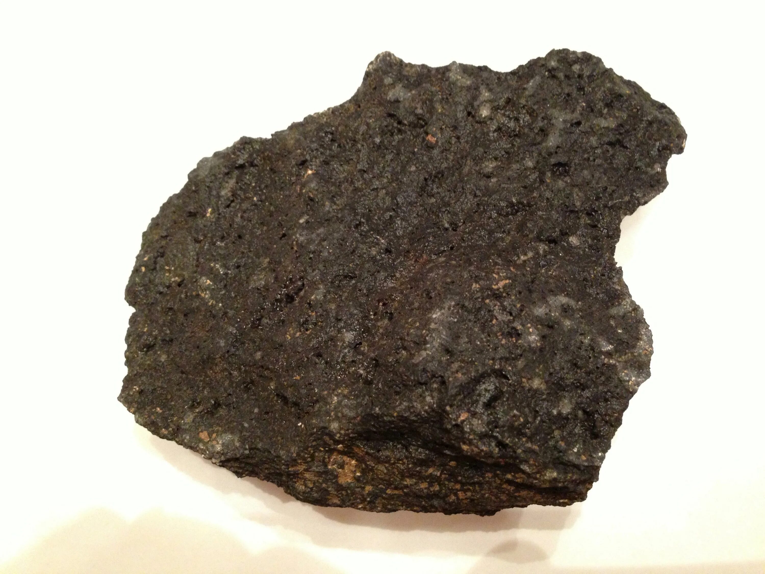 Базальт это минерал. Базальт порода. Базальт минерал. Вулканический базальт. Базальт изверженный.