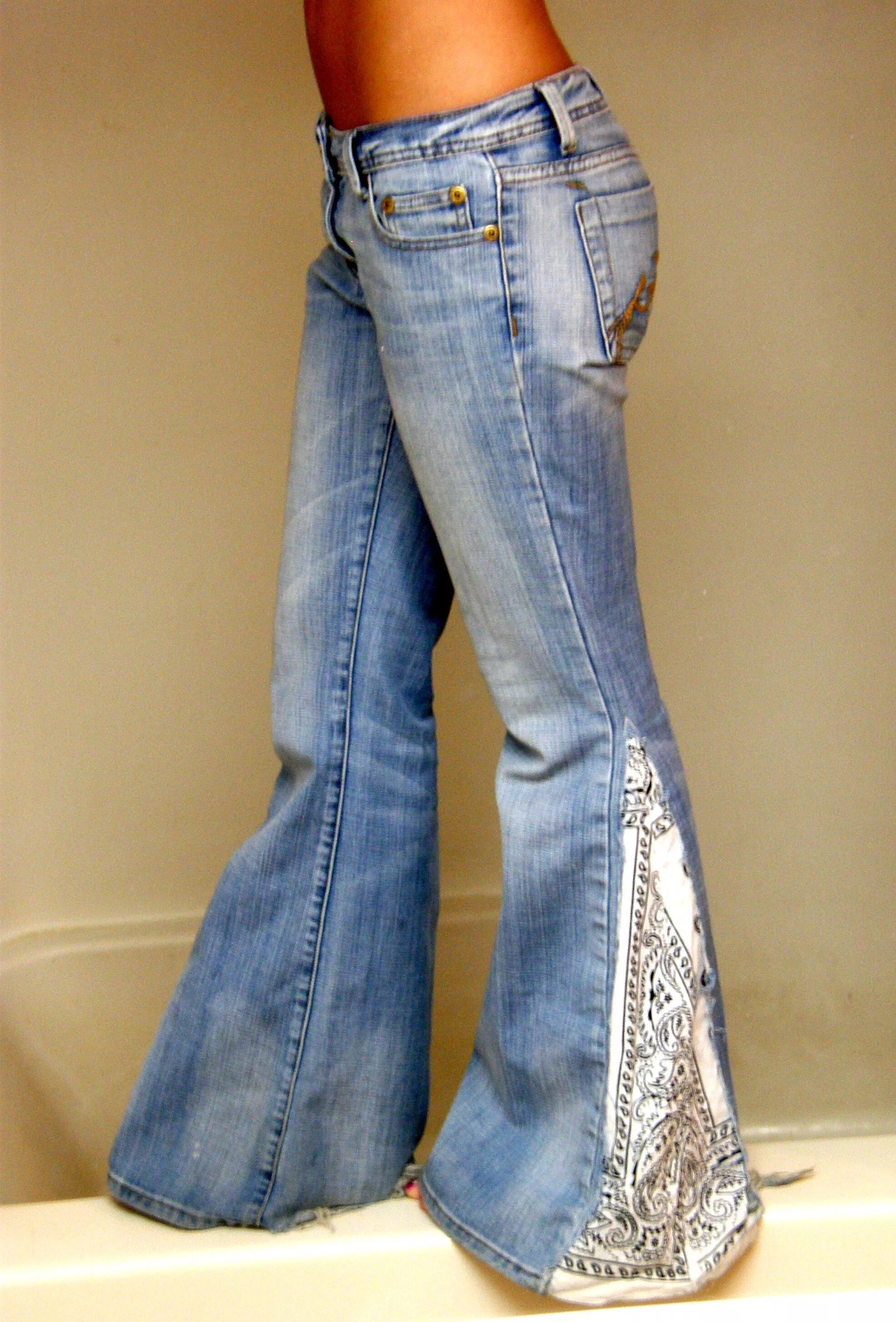 Как сделать широкие джинсы. Необычные джинсы. Необычные джинсы женские. Перешить джинсы. Джинсы переделка.