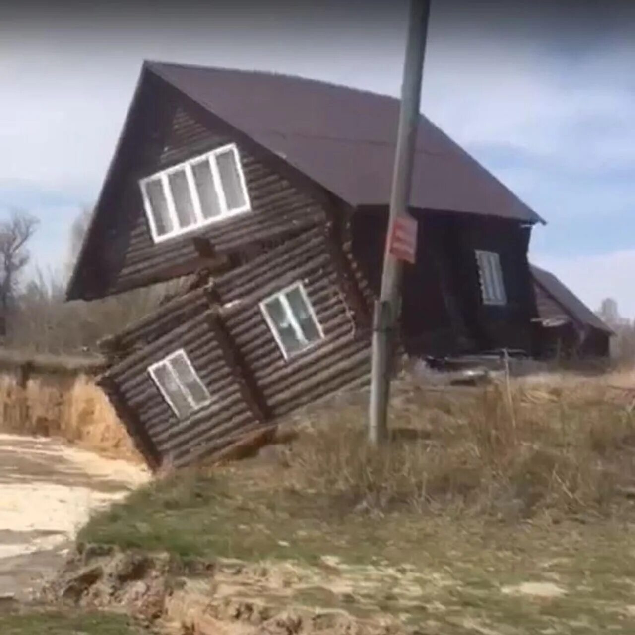 Частный дом. Домик в деревне. Дом из деревни. Дом во Владимирской области. Утонувший домик