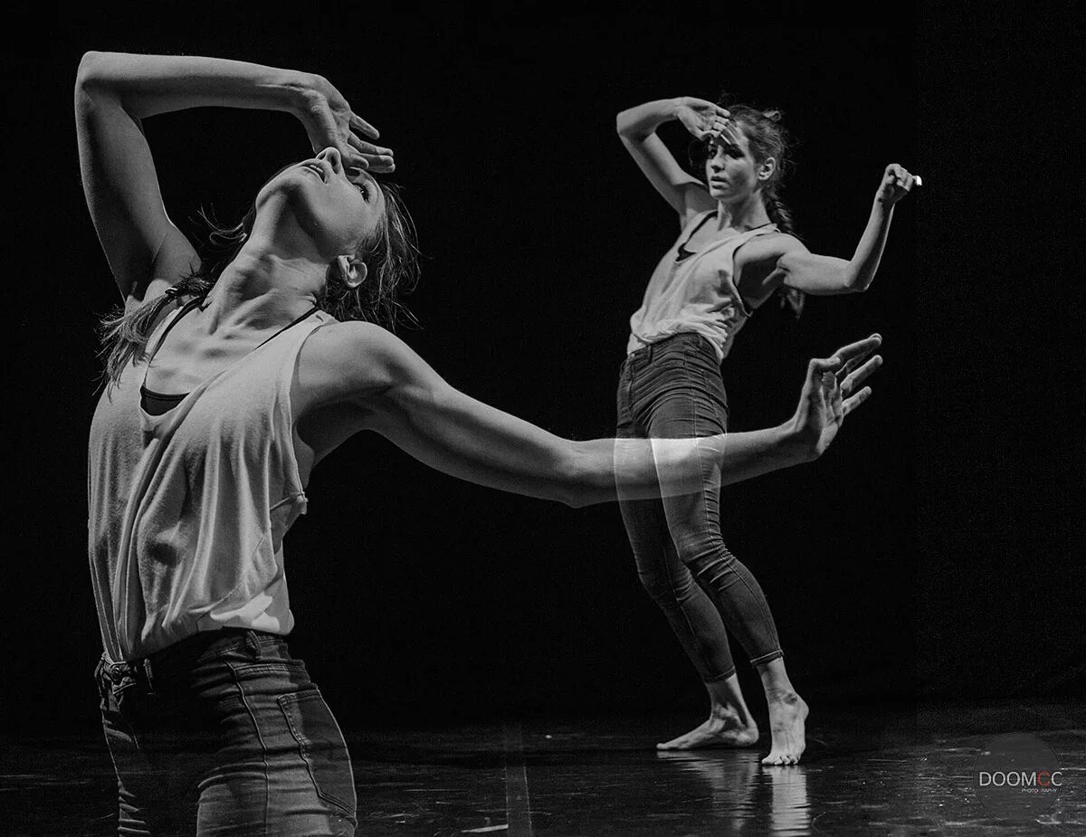 эмоциональный танец. современный театр. эмоции танцора. эмоции танцора. эмоции в танце.