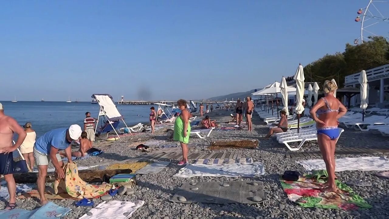 Можно ли купаться в абхазии в июне. Можно ли купаться в лазаревском. Девушки на пляже лазаревское. Лазаревское 2007. Салют бич лазаревское пляж.