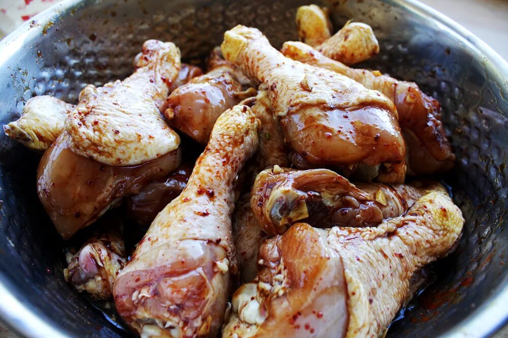 Замариновать курицу. Куриные голени в духовке. Шашлык курица. Маринад для курицы шашлык.