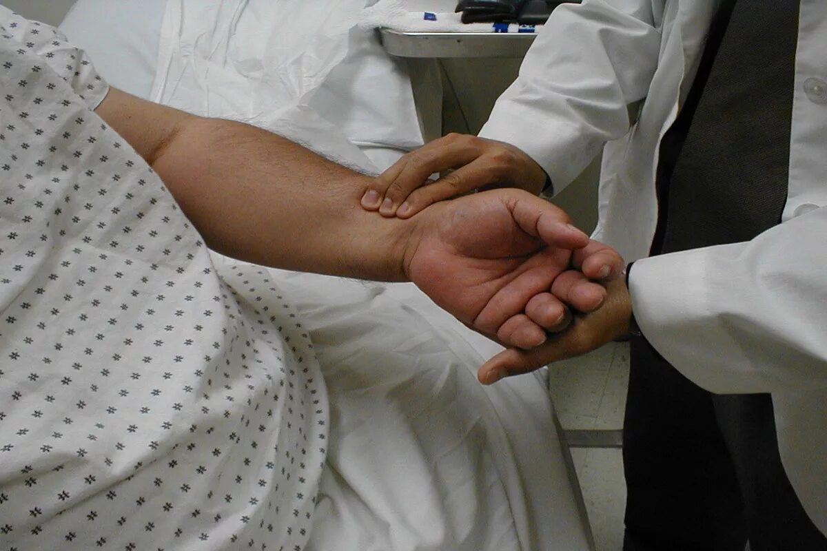 Измерение пульса. Пальпация пульса на лучевой артерии. Медсестра измерение ад чдд пульса. Исследование пульса на лучевой артерии. Измерение пульса.