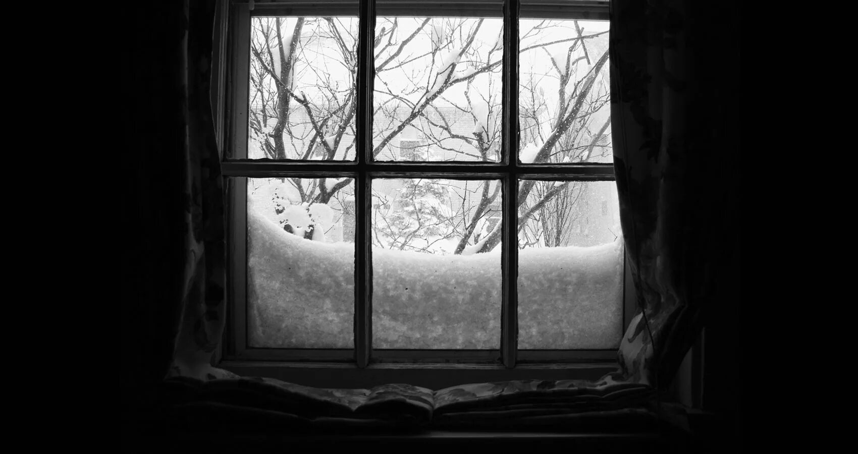 Зимнее окно. Снег за окном. Старинные окна. Ночное окно. Окно голода