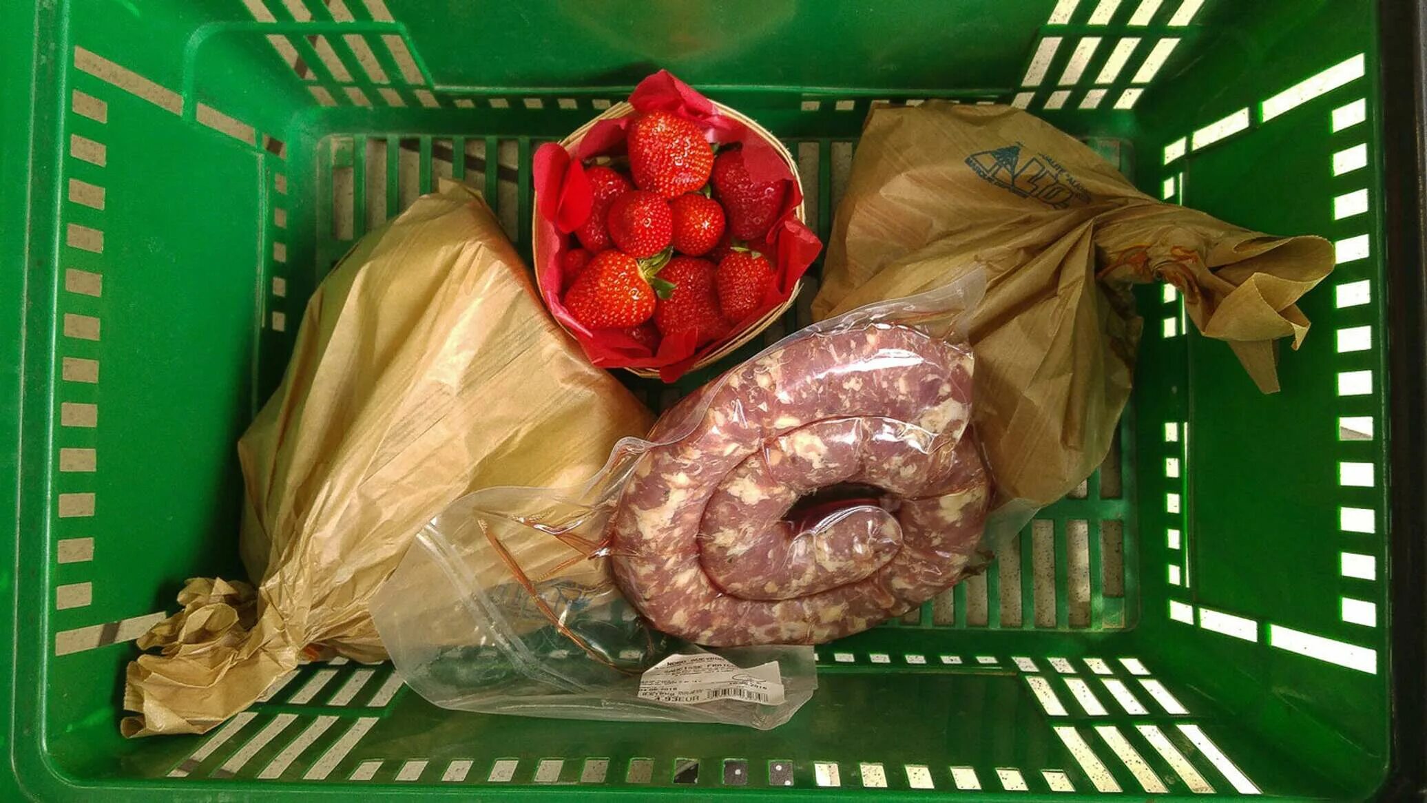 Полный холодильник продуктов. Продукты не уезжали. Куча продуктов. Вредные продукты для человека. Потребительская корзина фото.