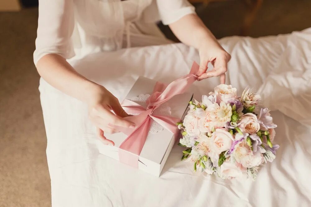 Можно ли дарить 4 цветов. Подарок на свадьбу молодоженам. Что нельзя дарить на свадьб. Постельное белье на свадьбу молодоженам. Какие цветы нельзя дарить на свадьбу молодоженам.