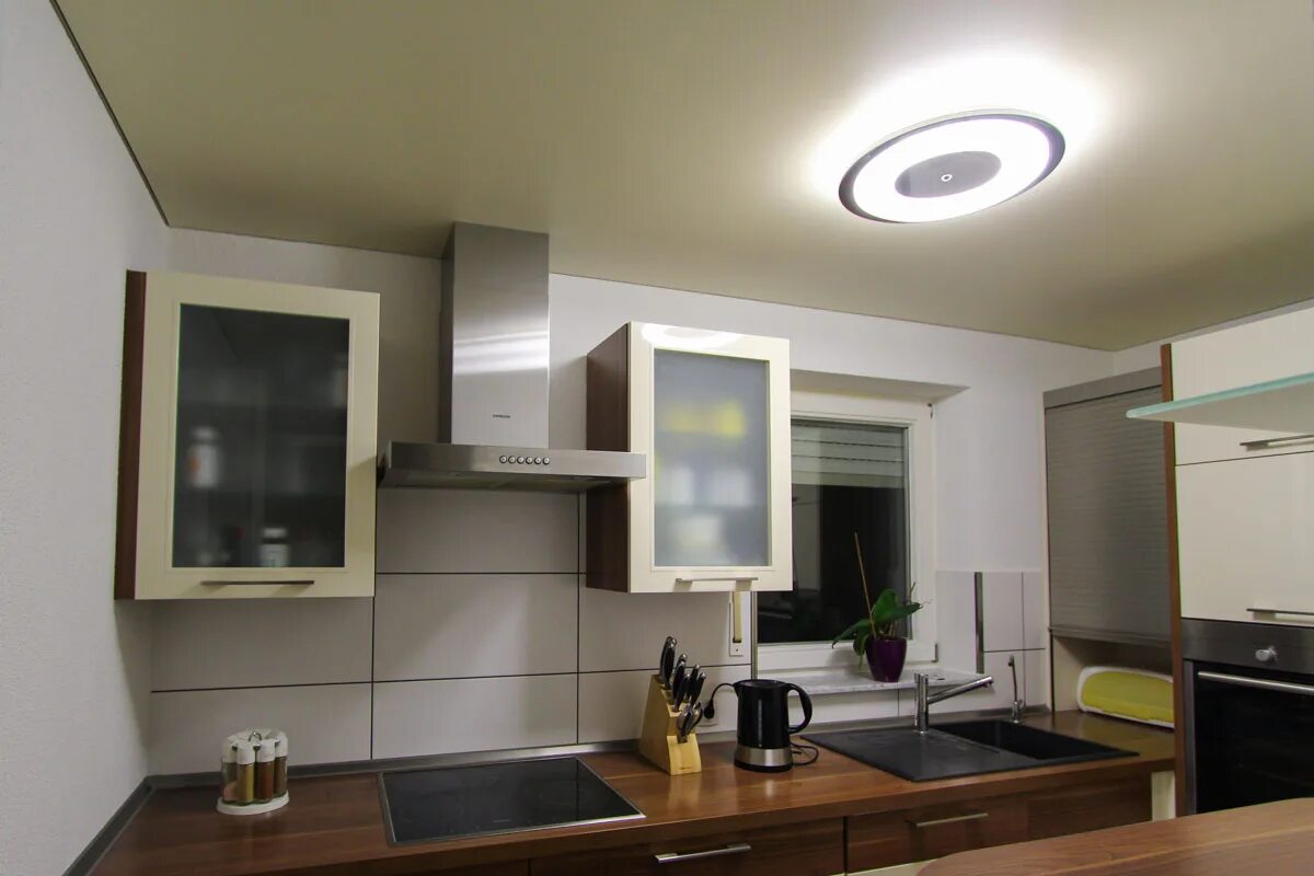 вытяжка в подвесном потолке. подвесной потолок на кухне. вытяжка в натяжном потолке. потолочная вытяжка elica. потолок на кухне.