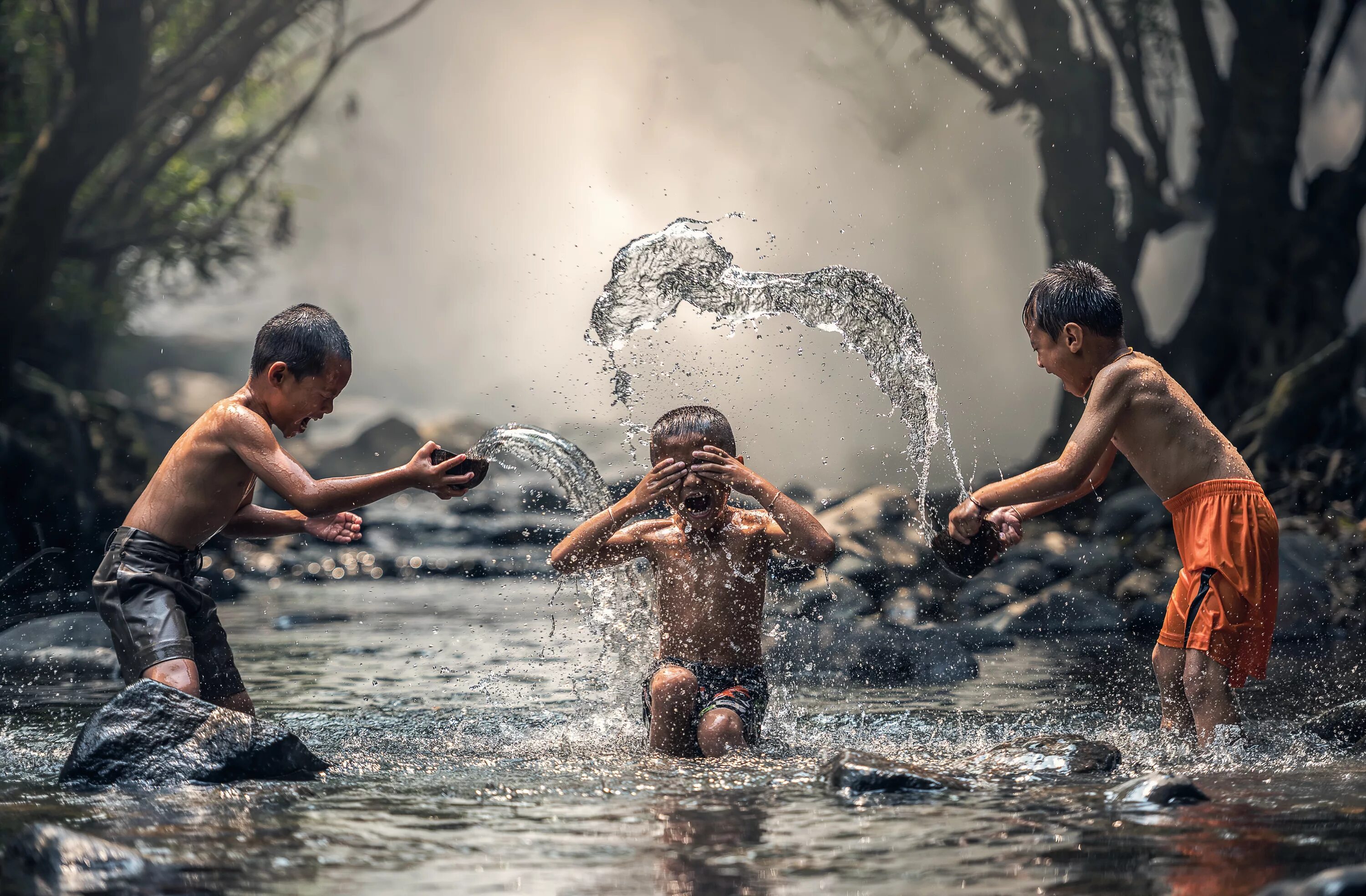 Дети, играющие с водой. Дети плещутся в воде. Вода и человек.