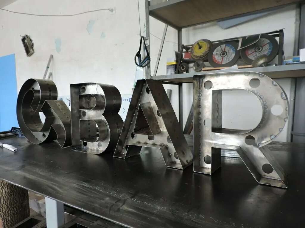буквы сваркой. сварка. вырезать буквы из металла. кованые адресные таблички. металлические детали на лазере.