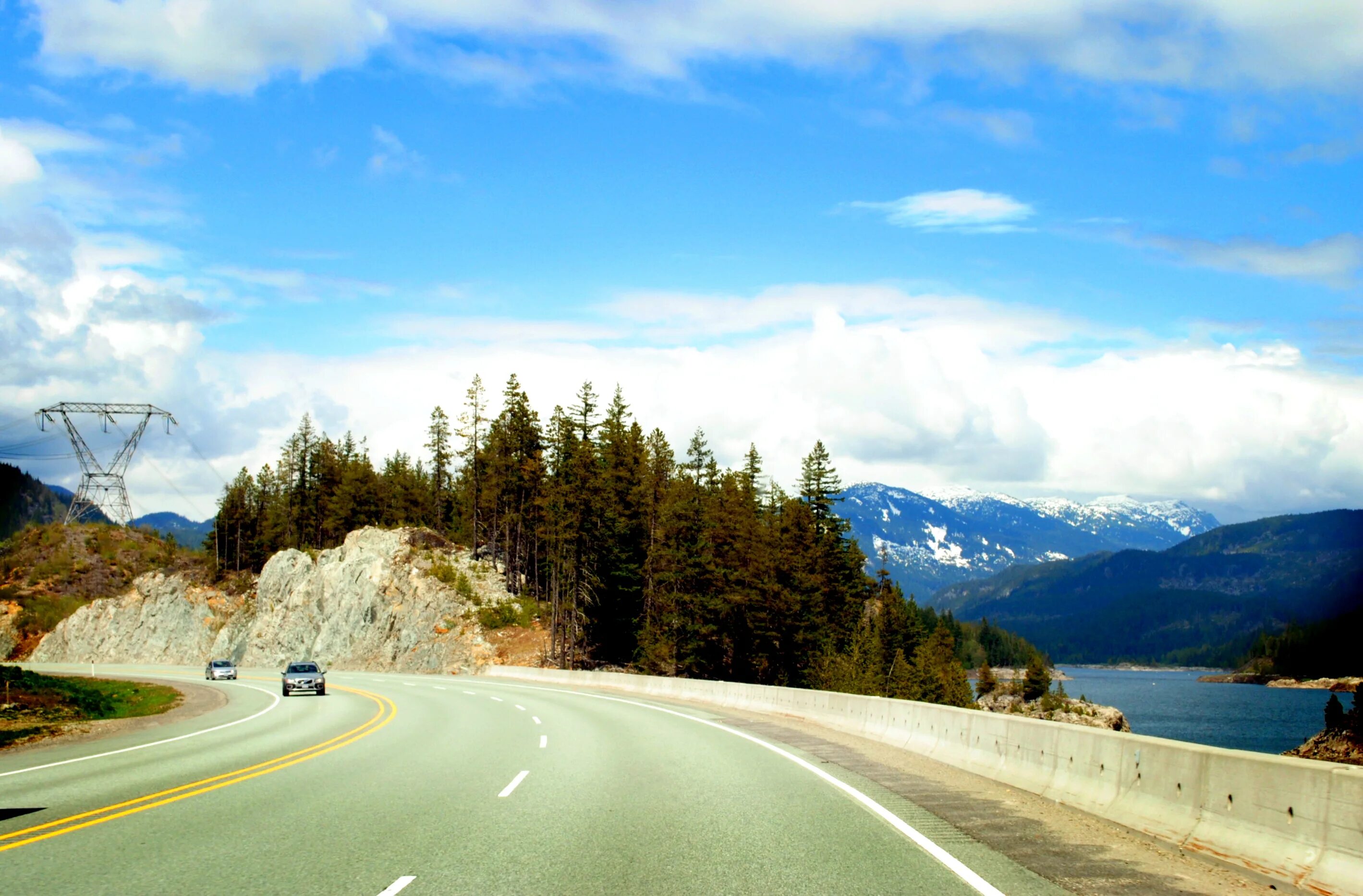 Кажется дорого том. Канада Sea to Sky Highway. Автомагистраль в горы.