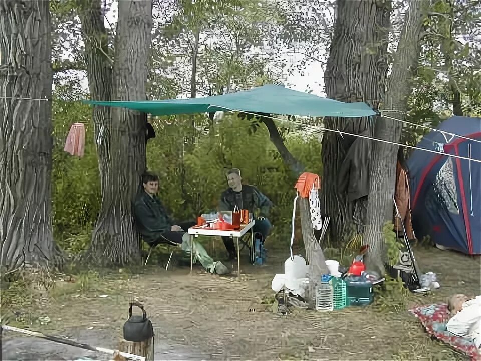 Разбивать лагерь. Обустройство туристического лагеря. Обустройство палаточного лагеря. Обустройство лагеря на рыбалке. Места разбивки лагеря.