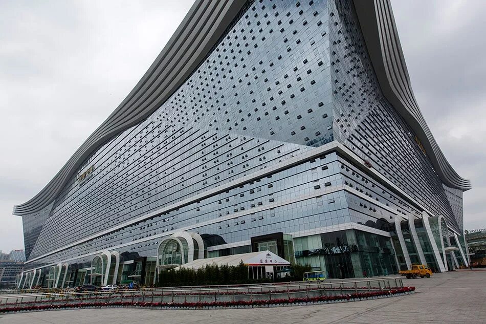 Какой самый большой центр в москве. New Century Global Center архитектура. Огромное здание. Торговые центры в мире. Самый большой магазин в мире.