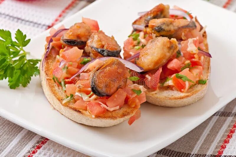 Брускетты с мидиями. Брускетты с мидиями. Брускетта с улитками. Брускетты с мидиями и помидорами. Брускетта с мидиями и помидорами.