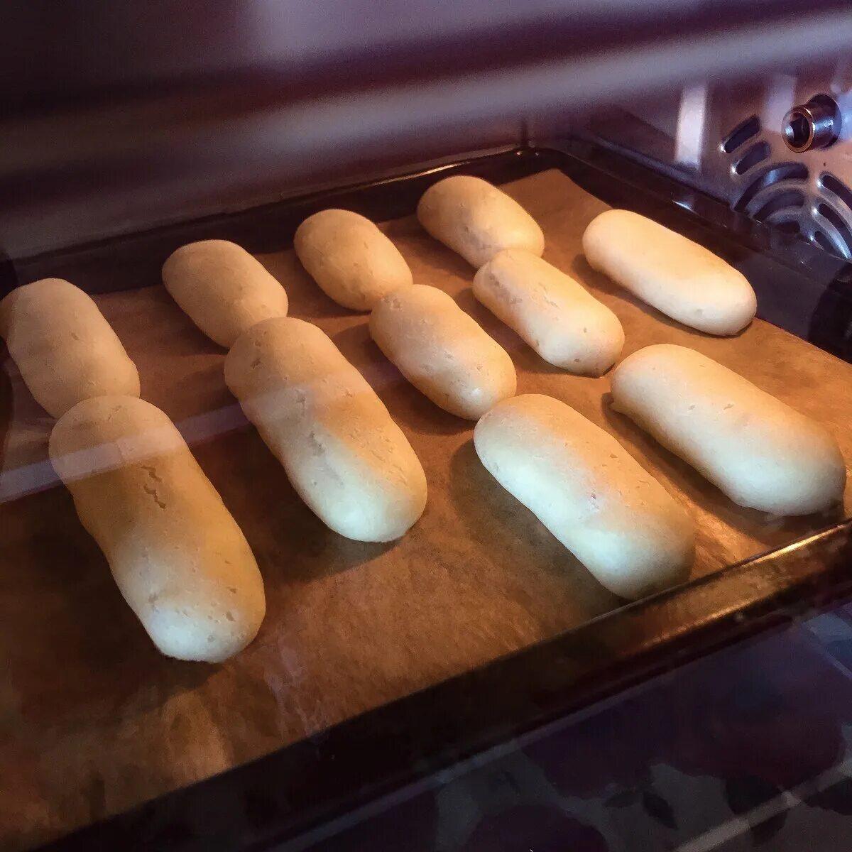 Таблица температуры выпечки. Режим выпечки бисквита. Температурный режим и выпечки хлебобулочных изделий. Сколько по времени выпекать пирог. При какой температуре выпекать пирожки из дрожжевого теста в духовке.