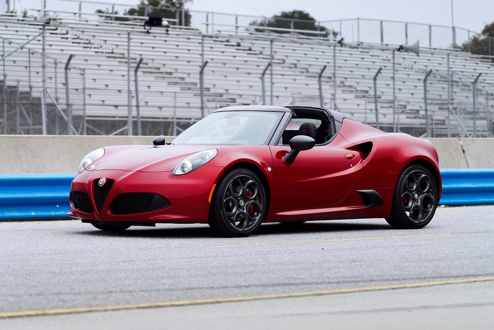 Какой спайдер. Alfa Romeo 4c Spider. Alfa Romeo 4c 2022. Альфа Ромео 4с Спайдер. Alfa Romeo 4c gt.