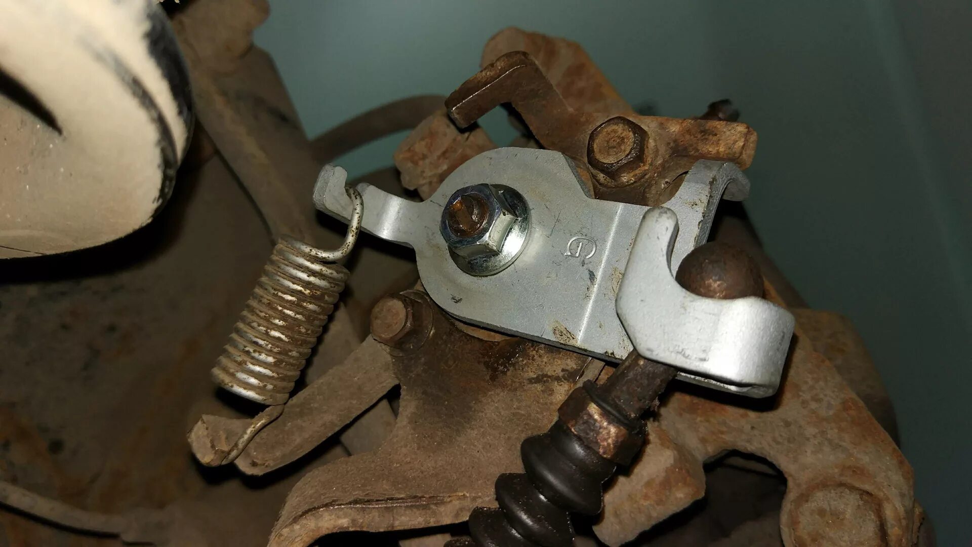 Суппорт лукас задний поршень. Кронштейн ручника заднего суппорта фольксваген пассат 1987. Суппорт задний галант 8. Поршень тормозного суппорта заднего mazda cx-5. Механизм заднего суппорта.