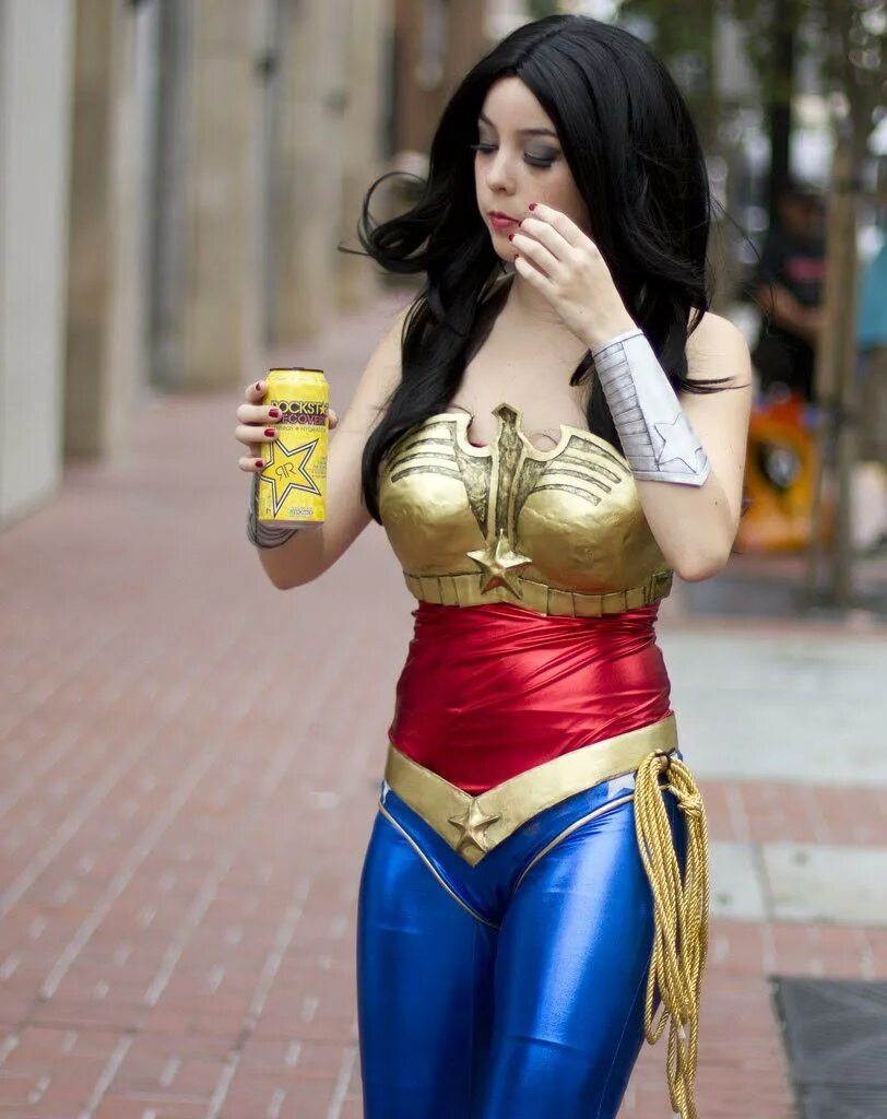 Wednesday cosplay. Wonder woman Cosplay. Чудо женщина косплей. Чудо женщина сидит косплей. Wednesday косплей.