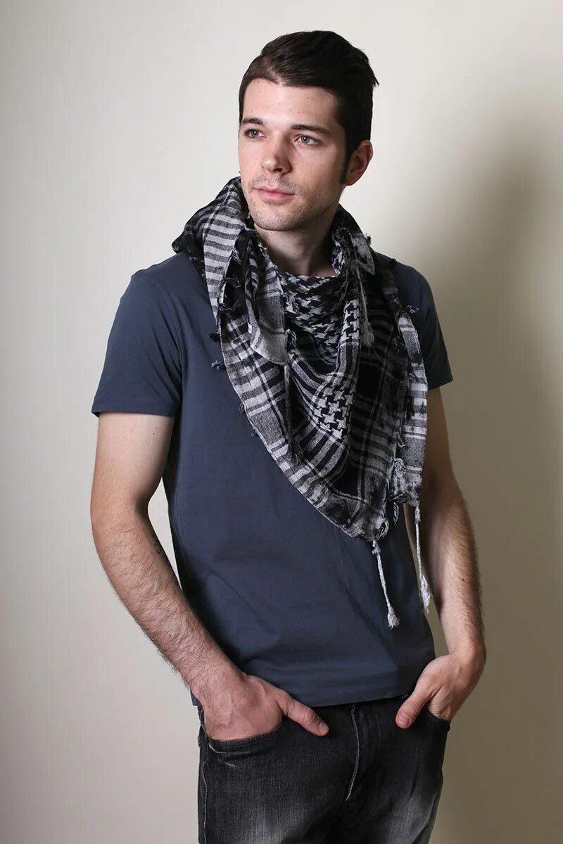 Завязываем шарфы красиво мужчине. Мужчина в шарфе. Платок на шею мужской. Мужчина в платке. Шарф платок мужской.