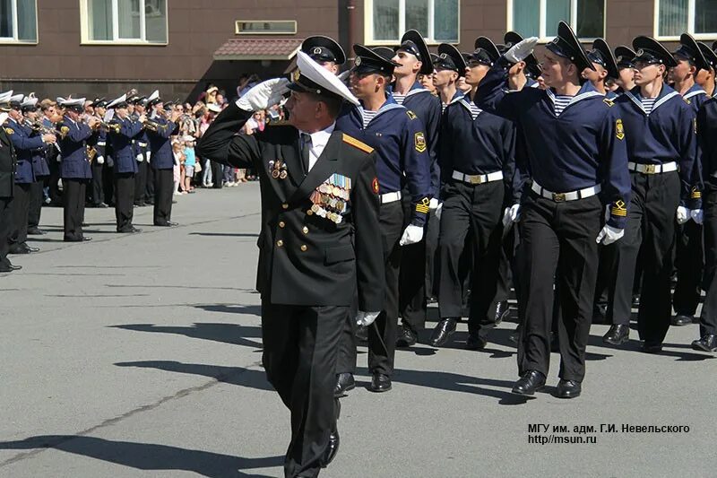 Морской государственный университет имени адмирала невельского. Курсанты МГУ им Невельского. МГУ Адмирала Невельского. МГУ им Невельского Владивосток. МГУ морской университет Владивосток.