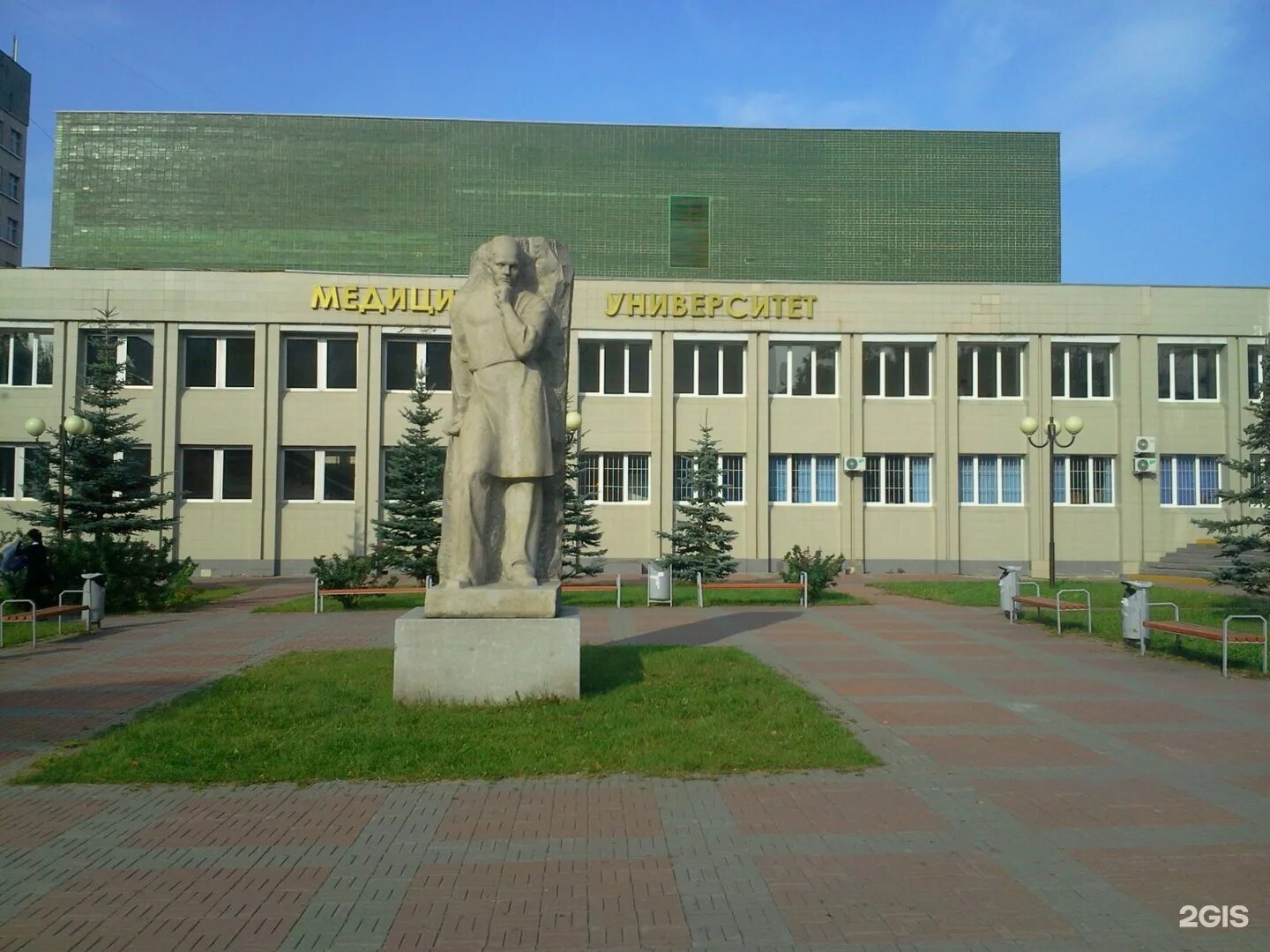 Фгбоу во юугму. Мед Академия в Челябинске. ЮУГМУ памятник. ЮУГМУ памятник врачу.